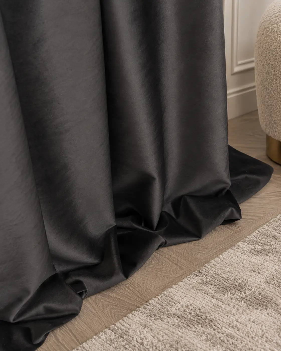 Черные бархатные шторы Black Onyx на окно